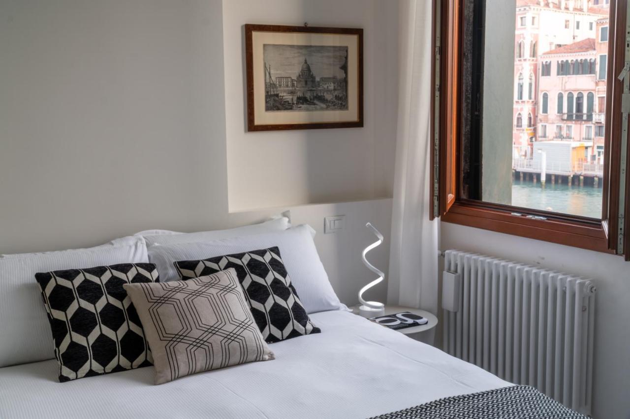 Design With Balcony On The Grand Canal R&r * Venedig